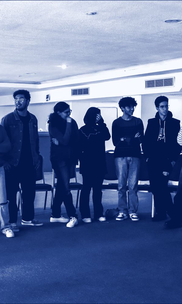 Des lycéens debout, réunis en cercle