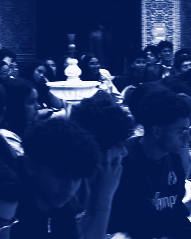 Une salle pleine de lycéens
